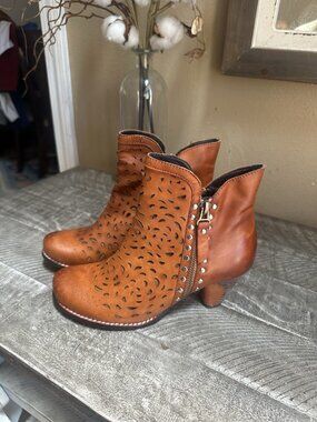 L'Artiste by Spring Step Womens Ankle Boot Lattice Laser Cut Bootie Sz 36 Brown